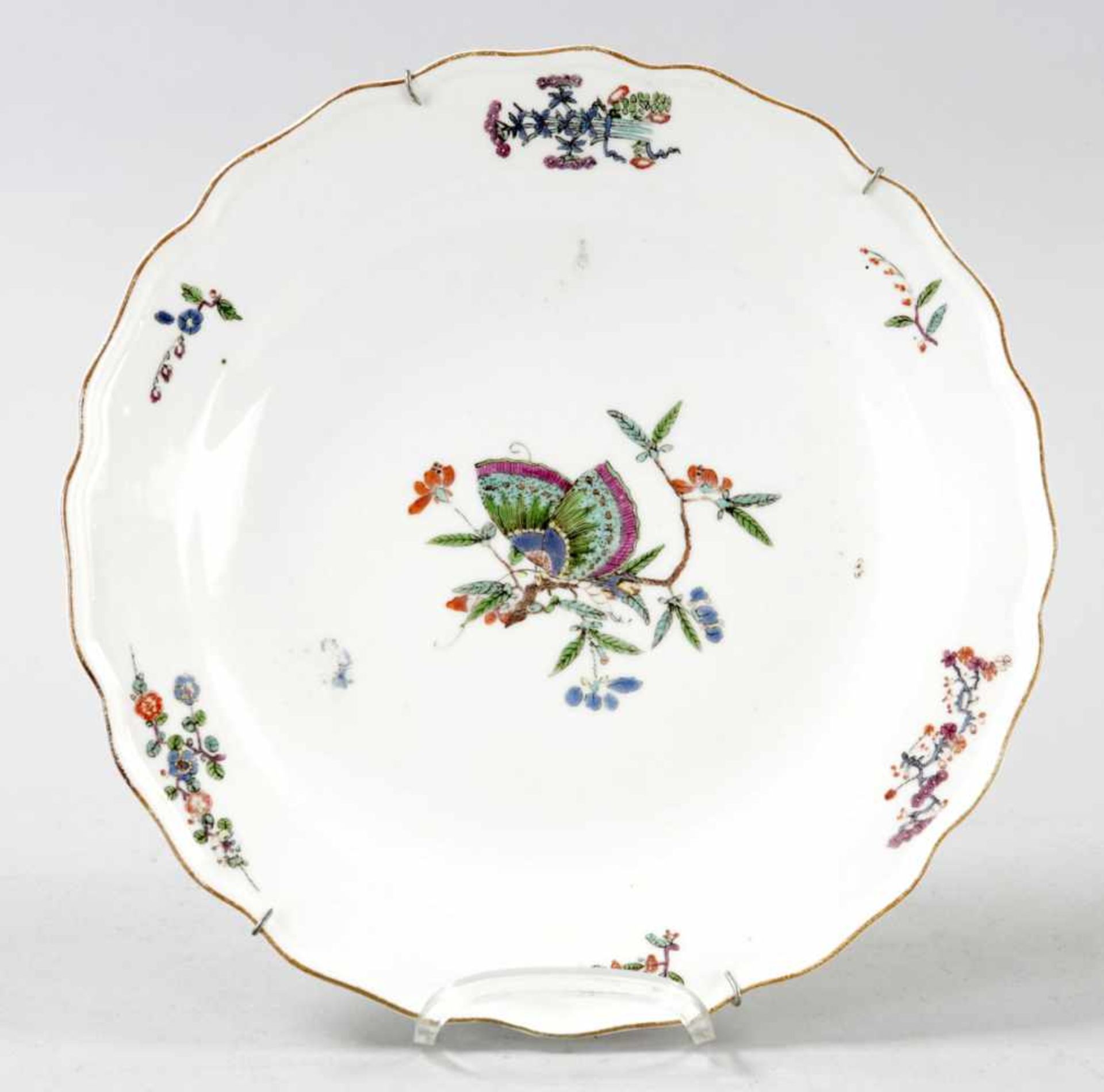 TellerPorzellan, Meissen, 18.Jh. Geschweifte Fahne m. Braunrand u. feiner polychr. "Kakiemon"-