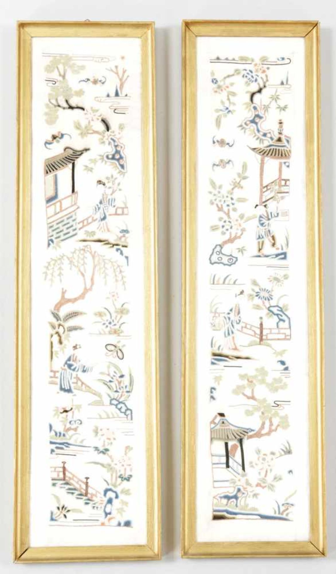 2 StickbilderSeide, China, um 1900 Feine Stickerei von Gartenszenerien in zarten Pastelltönen. Kl.