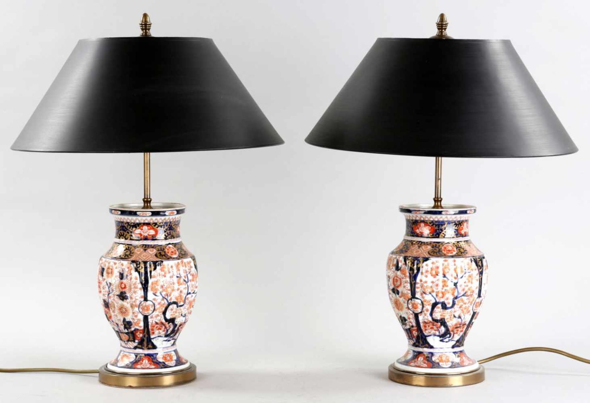 Paar TischlampenPorzellan/Messing, China u.a., um 1900/20.Jh. Gebauchte Vasen m. gerippter Wandung