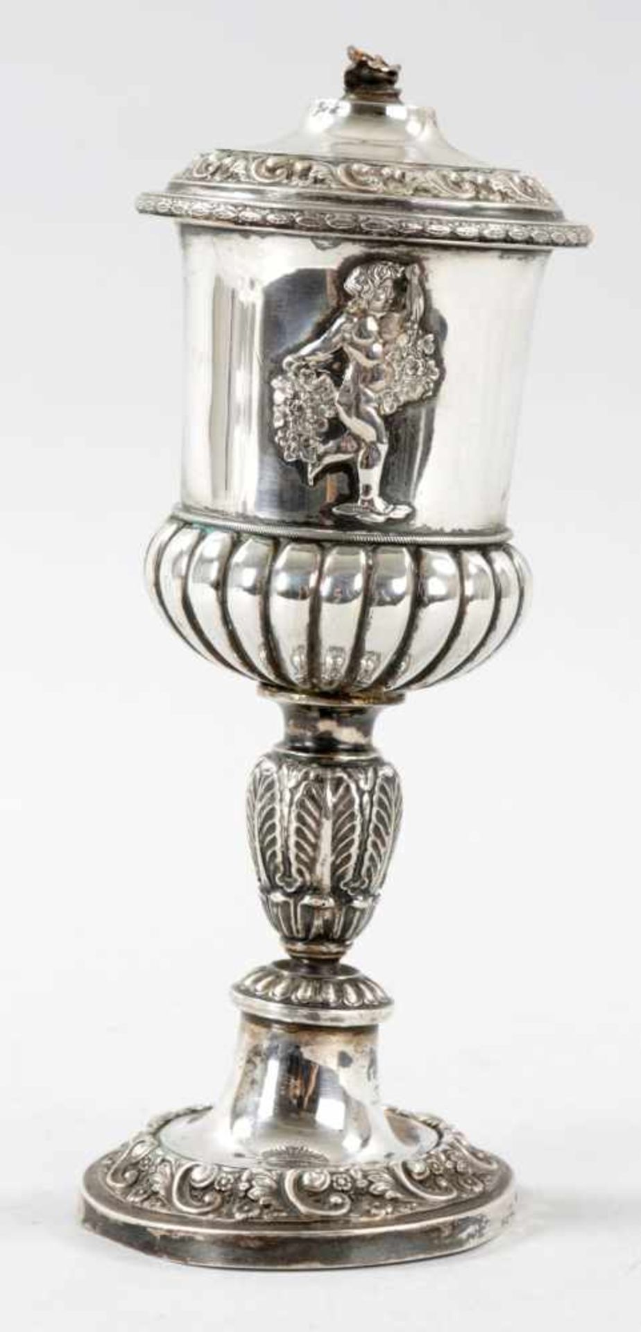 Biedermeier-Deckelpokal13-lötiges Silber, Deutschland, 1.H.19.Jh. Volutenkranzrelief auf dem Rundfuß