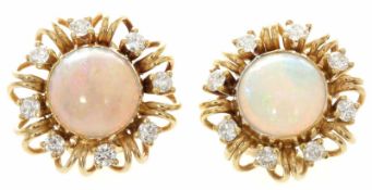 Paar Opal-Ohrringe750/-WG vergoldet, Anf. 21.Jh. Florale, runde Stecker mittig m. je 1 Opal-
