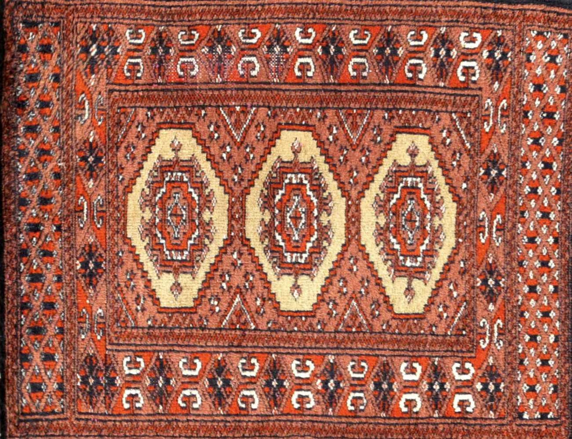 AfghanWolle, 20.Jh. Rostrotgrundig. Güldekor. Gebrauchsspuren, Fransendef. LxB: 75 x 60 cm.