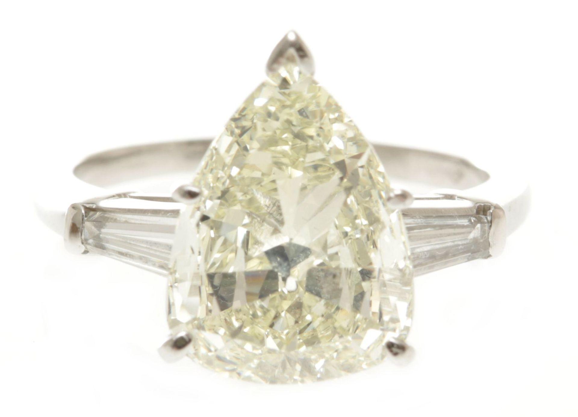 Gr. Solitär-Ring750/-WG, 21.Jh. 1 Diamant-Tropfen, ca. 3,0 ct. tcr si, in 5- Krappenfassung,