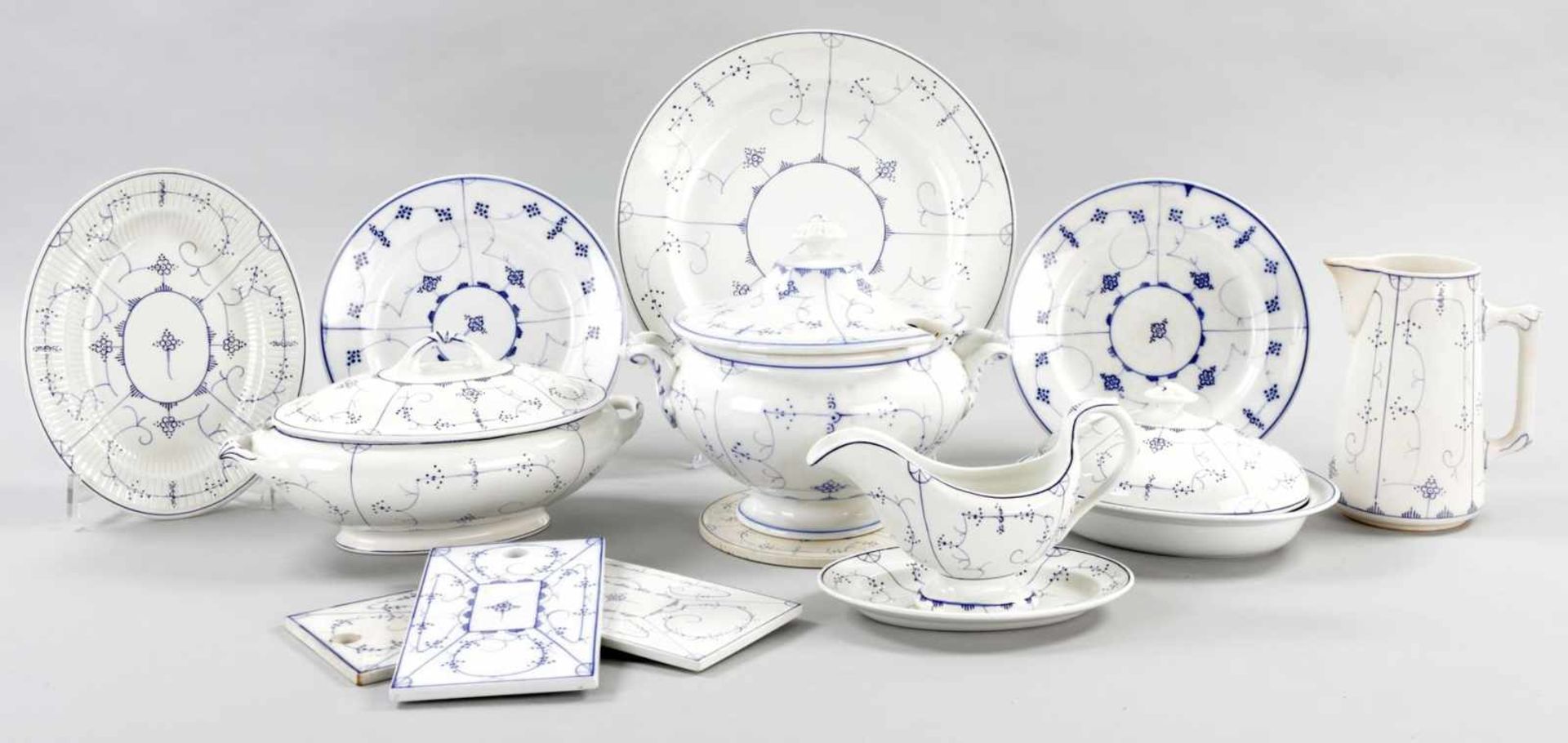 Rest-SpeiseserviceSteingut, Villeroy & Boch Dresden, um 1900/20 Unterglasurblauer "Strohblumen"-