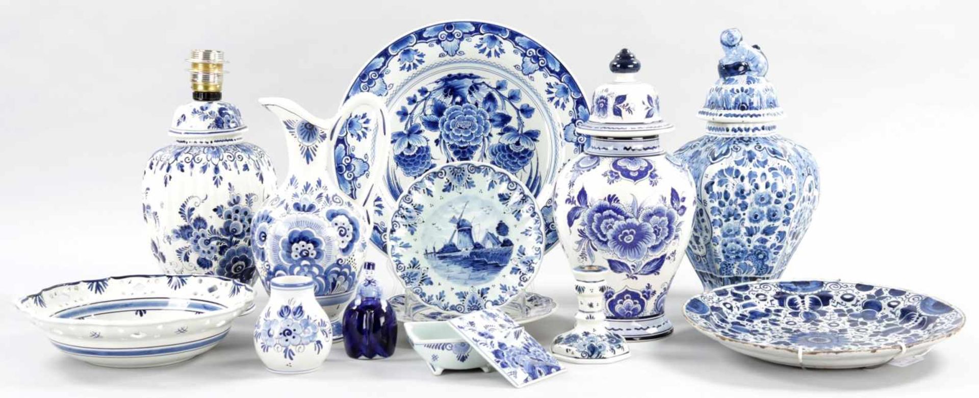 Gr. Konvolut "Delfter Objekte"Keramik, u.a. Royal Delft Keramik, 18./20.Jh. Verschiedene Formen u.