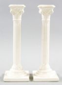 Paar TafelleuchterSteinzeug, England, um 1900 Auf quadratischer Plinthe, kannelierter Schafft m.