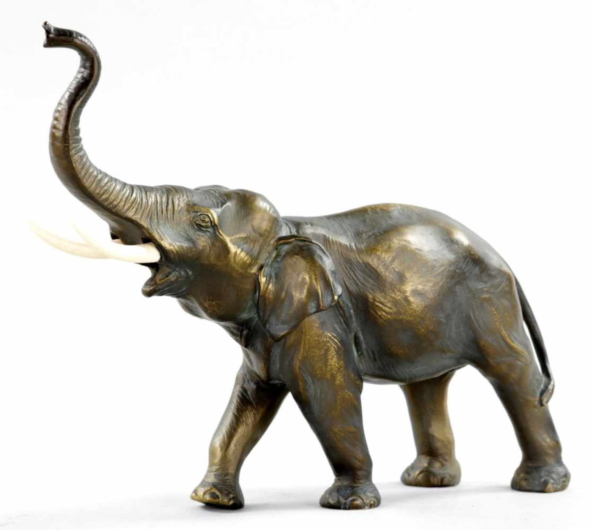 ElefantenfigurMetallguss/Kunststoff, 20.Jh. In naturalistischer Darstellung der stehende