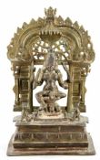 KaliBronze, Indien, um 1900 Auf getrepptem Sockel die sitzendende hinduistische Gottheit m. 4