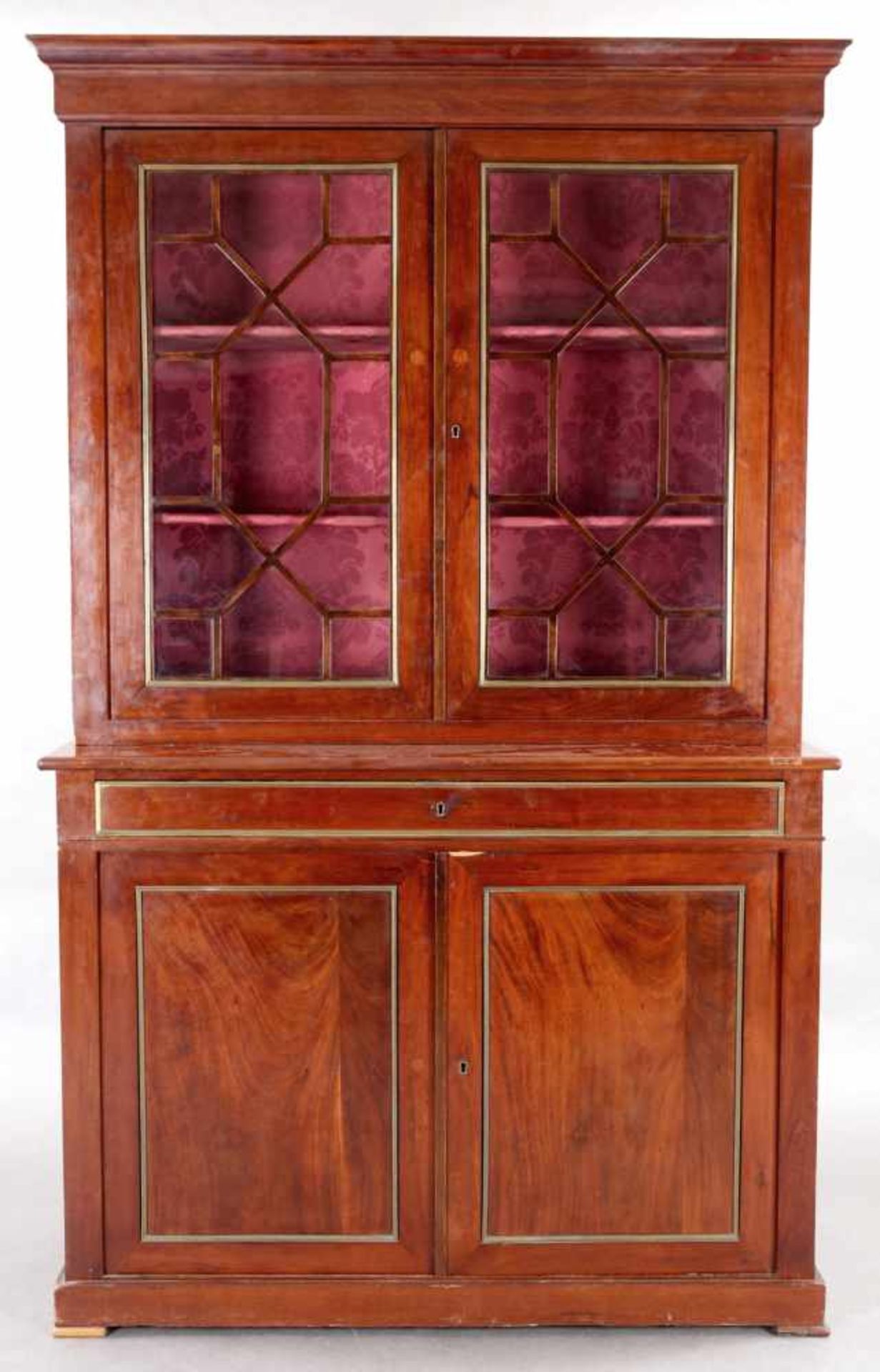 Regency-BookcaseMahagoni, England, Anf. 20.Jh. Rechteckiger Unterbau m. 2 Türen u. 1 Schub, innen