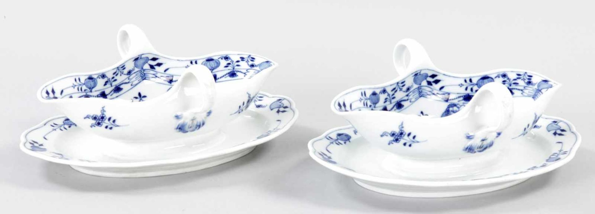 2 SaucièrenPorzellan, Meissen, Ende 19.Jh. Unterglasurblauer "Zwiebelmuster"-Dekor. Form "Neuer