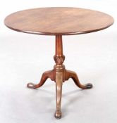 BeistelltischMahagoni, England, um 1900/20.Jh. Sog. Tilt Top Table.- Auf Dreifuß der teilgedrehte