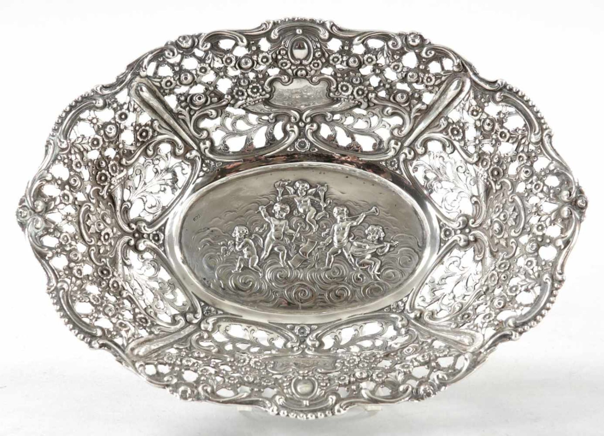 Korbschale800er Silber, um 1900 In Ovalform m. musizierenden Putten im Spiegel u. durchbrochenem