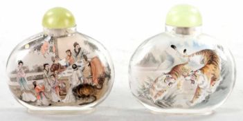 2 SnuffbottlesGlas, China, 20.Jh. In Ovalform m. feiner polychr. Hinterglasmalerei von brüllenden