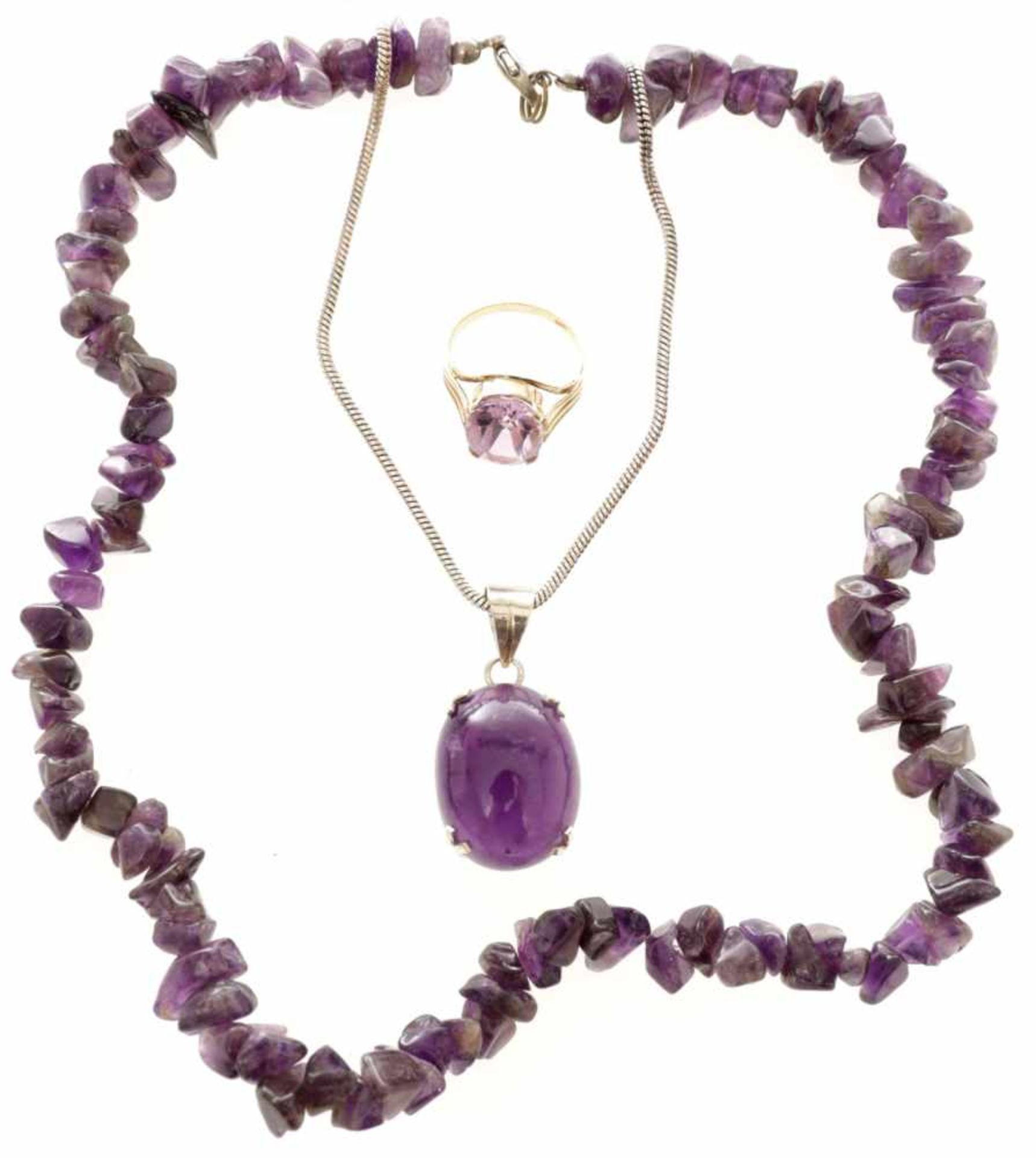 Amethyst-Schmuck-Konvolut333/-GG, Silber u. andere Materialien, 2.H.20.Jh. 3-tlg., in verschied.