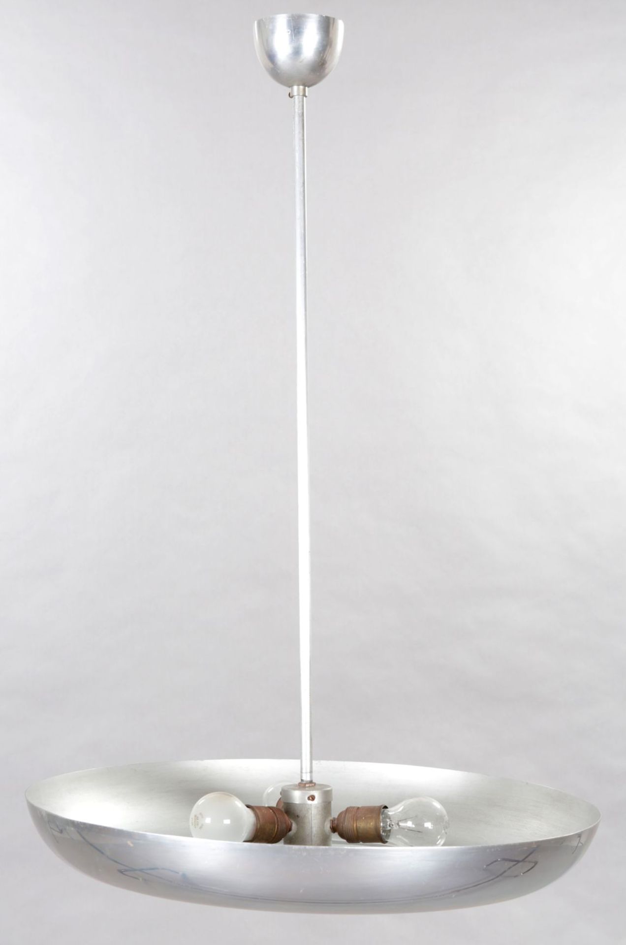 Moderne DeckenlampeMetall/Glas, 20.Jh. An Baldachin u. Stabhängung die gr. Kuppel m. satinierter