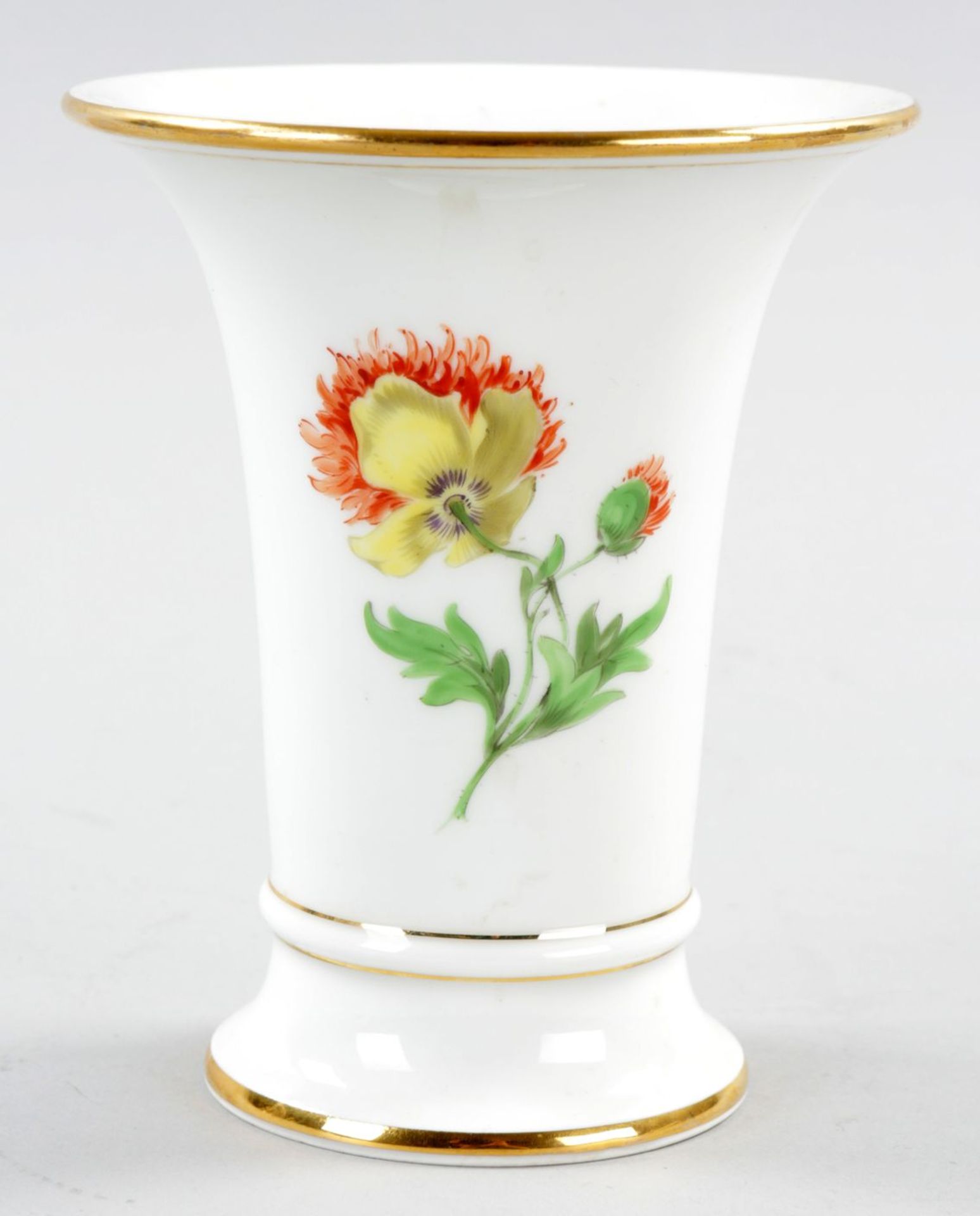 VasePorzellan, Meissen, 20.Jh. In Trichterform m. polychr. "Deutsche Blume"-Dekor. Goldrand.