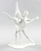 TanzpaarBiskuitporzellan, Göbel, 20.Jh. In bewegter Pose das elegante tanzende Paar. Sign. "