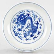 KummePorzellan, China, 20.Jh. Mit Blaumalerei eines kaiserlichen Drachens im Spiegel u. auf der