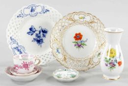 KonvolutPorzellan, Meissen, 20.Jh. Dekor Indisch Purpur/-Grün, Bunte/Blaue Blume tlw. m. Goldrand.