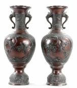 Gr. VasenpaarBronze, China, Ende 19.Jh./um 1900 Balusterkorpora in Hu-Form im Stile der Ming-