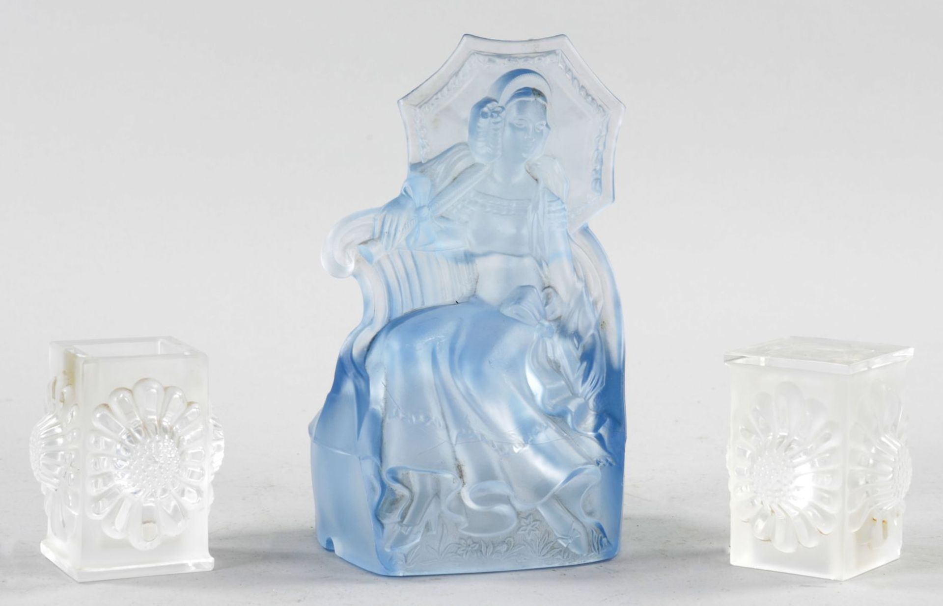 Kl. KonvolutKristallglas/Blauglas, Lalique u.a., 20.Jh. 3-tlg., in verschiedenen Formen die beiden