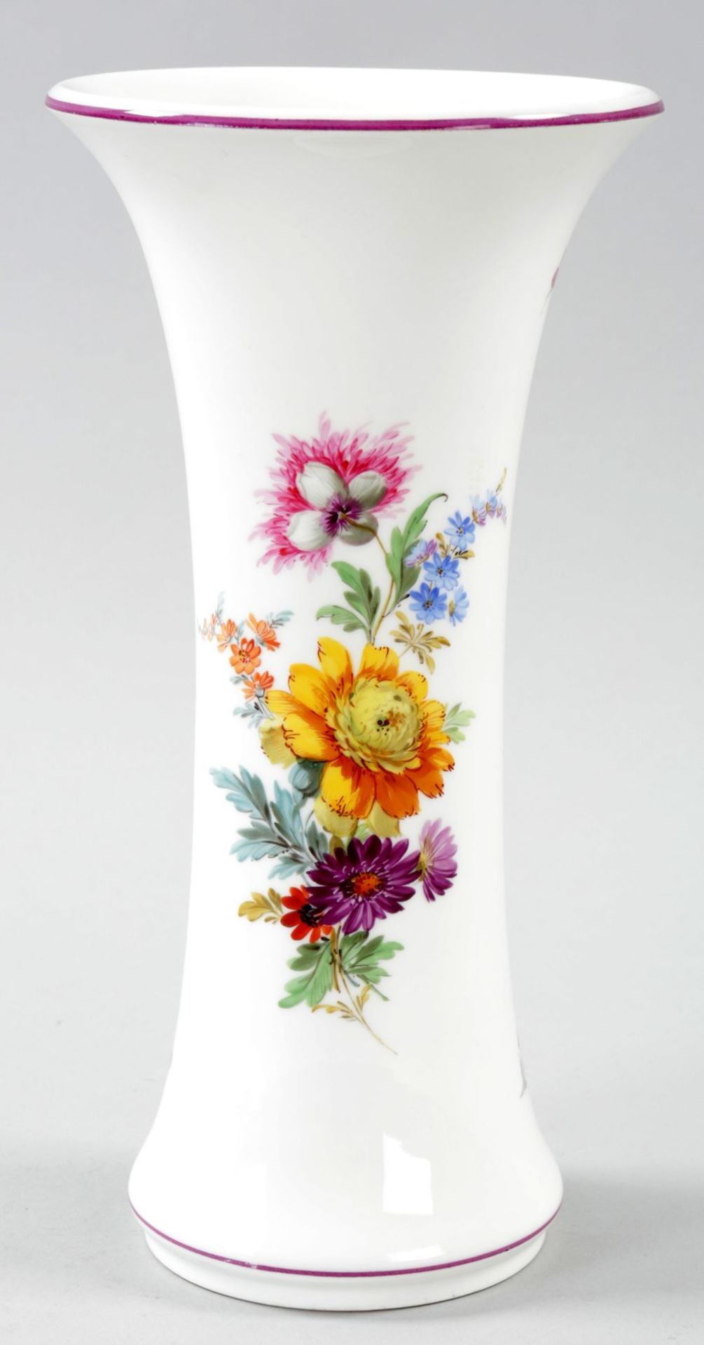 VasePorzellan, Meissen, um 1880 Stangenvase m. aufschwingender Lippe u. polychr. Blumenbouquet m.