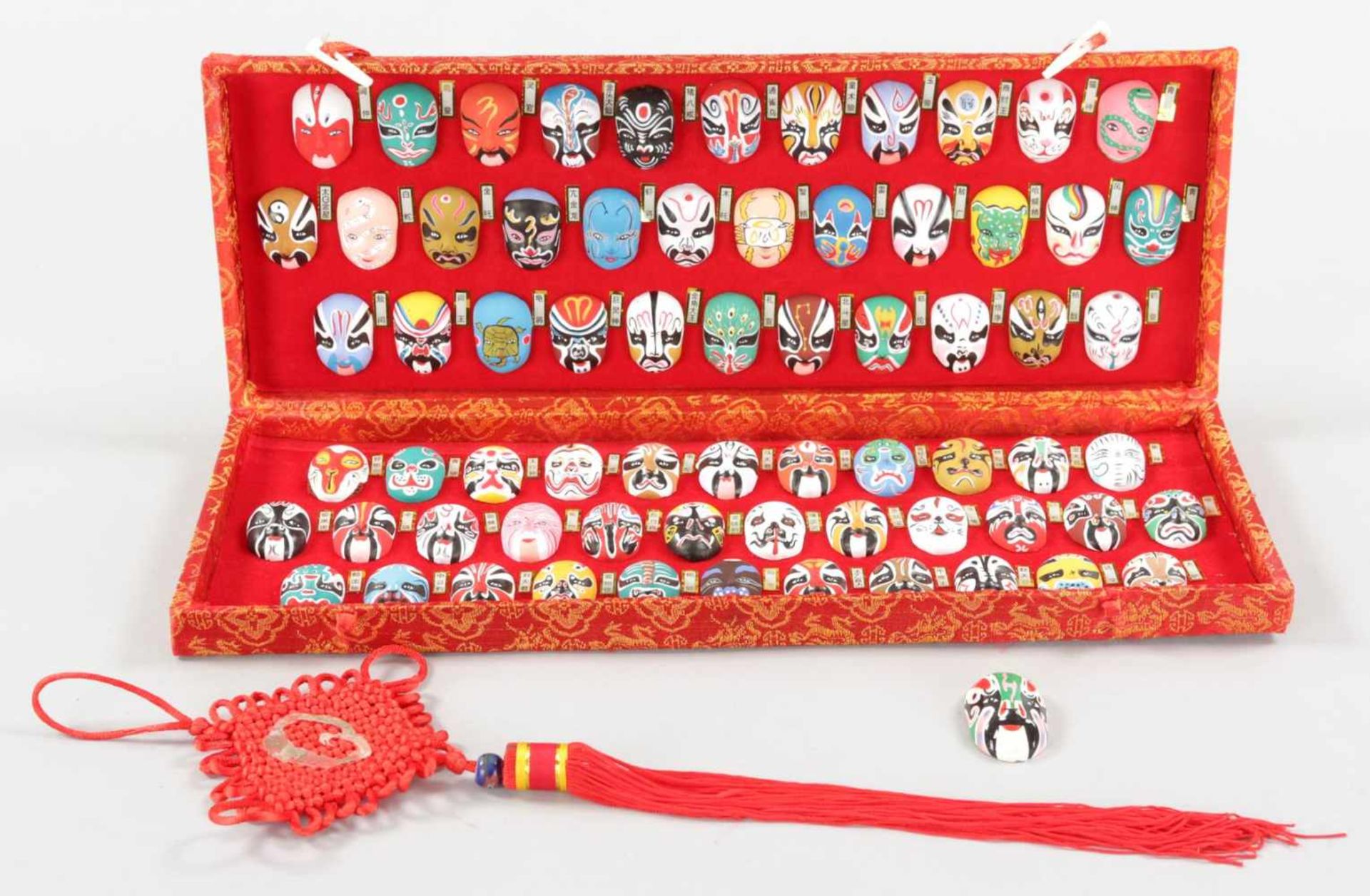 Miniaturmasken der Peking-OperGips u.a., China, 20.Jh. In Originalkartonage die 66 kl. bunt bemalten