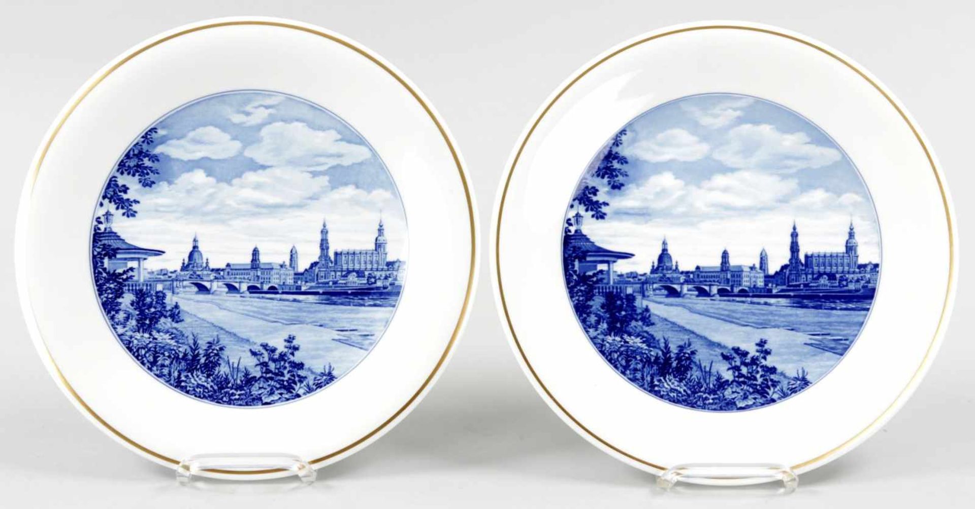 2 WandtellerPorzellan, Meissen, 20.Jh. Flache Teller m. unterglasurblauen Dresden-Ansichten im