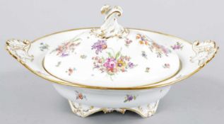 DeckelterrinePorzellan, Meissen, um 1900 Hausmalerei.- In Ovalform m. Rocaille-Handhaben u.