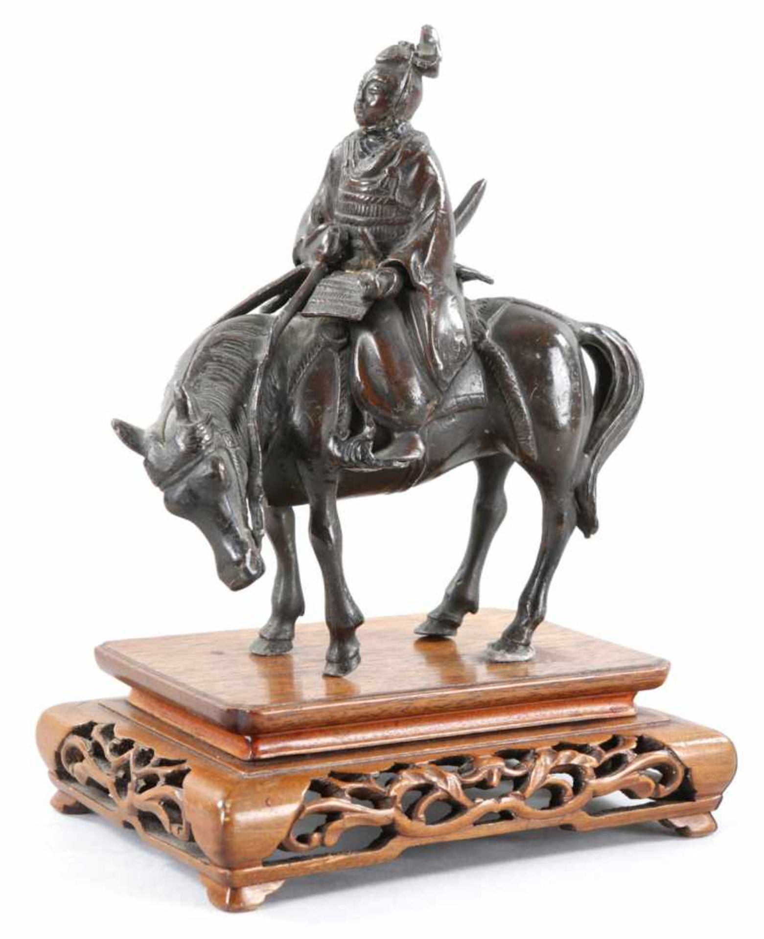 SamuraiBronze, Japan, um 1900 (Meiji-Periode) Auf durchbrochenem Holzsockel der reitende Krieger,