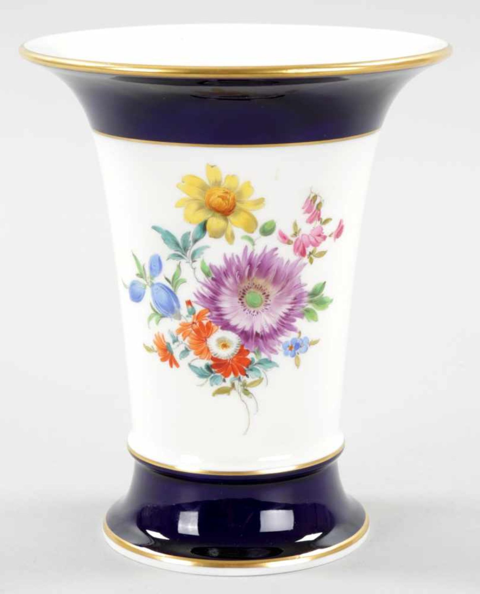 VasePorzellan, Meissen, 20.Jh. In Trichterform m. polychr. "Deutsche Blume"-Malerei u. kobaltblau u.