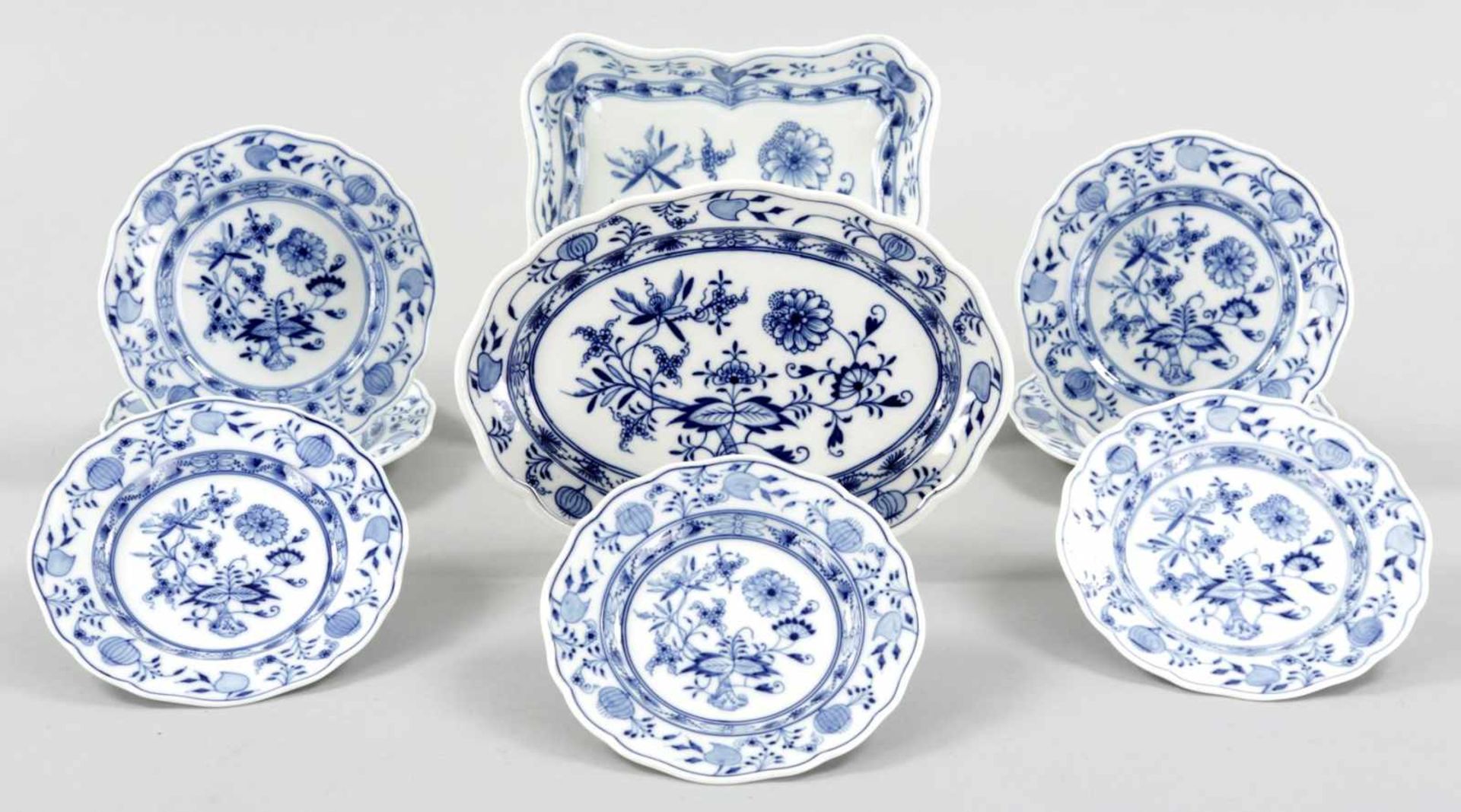 KonvolutPorzellan, Meissen, um 1900 Unterglasurblauer "Zwiebelmuster"-Dekor. Form "Neuer