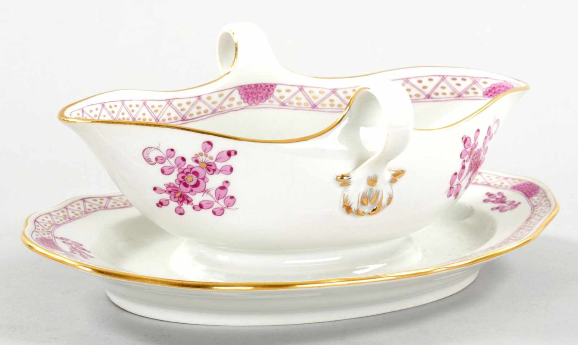 Saucière auf PresentoirPorzellan, Meissen, 20.Jh. Form "Neuer Ausschnitt", Dekor "Indische Purpur"