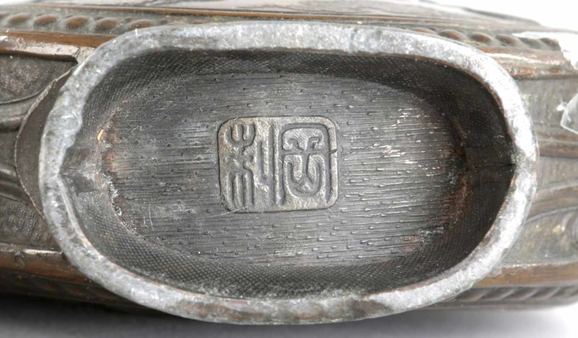2 kl. PilgerflaschenBronze, China, um 1900/20.Jh. Abgeflachte Rundform m. kurzem Hals u. seitlichen, - Image 3 of 3