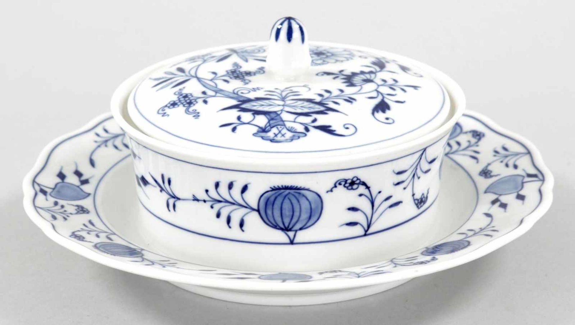 ButterdosePorzellan, Meissen, um 1900/30 Unterglasurblauer "Zwiebelmuster"-Dekor. Form "Neuer