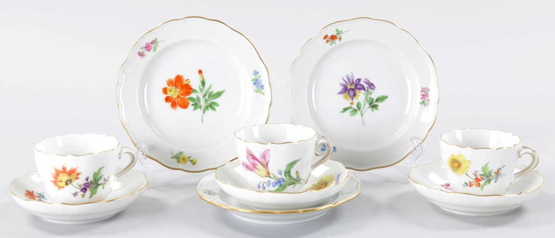 3 MokkagedeckePorzellan, Meissen, 20.Jh. Form "Neuer Ausschnitt", Dekor "Deutsche Blume". Minim.