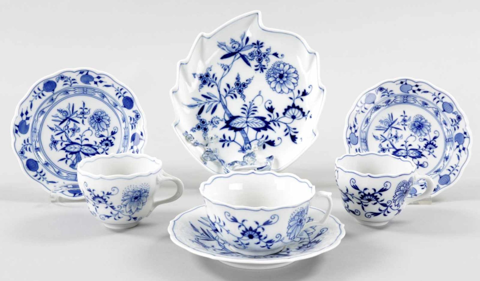 KonvolutPorzellan, Meissen, 19./20.Jh. Unterglasurblauer "Zwiebelmuster"-Dekor. Form "Neuer