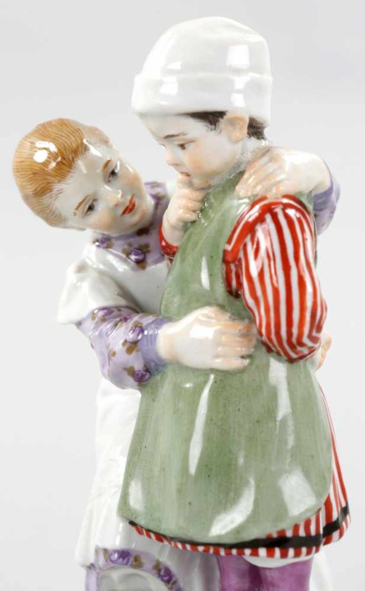 Jugendstil-KinderpaarPorzellan, Meissen, um 1900 Nach einem Entwurf v. Alfred König.- Auf ovalem - Image 3 of 4