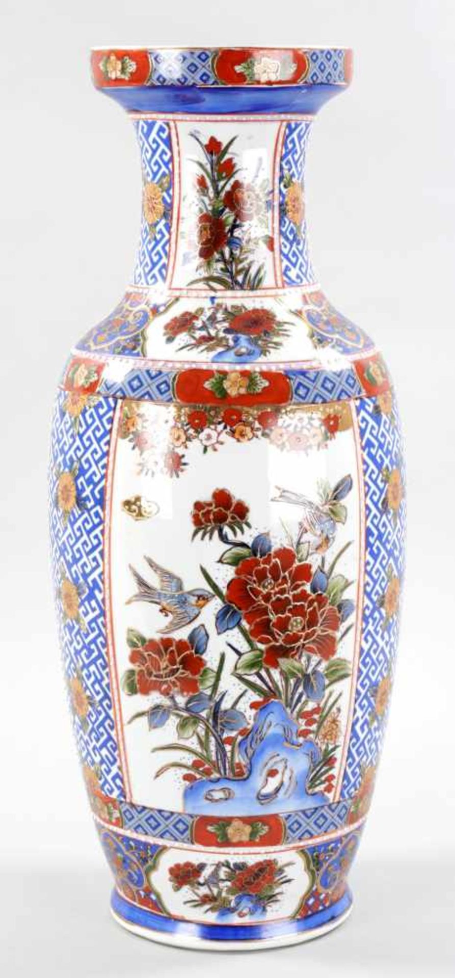 Gr. BodenvasePorzellan, China, 2.H.20.Jh. Balustervase m. polychr. Blumen- u. Vogeldekor in