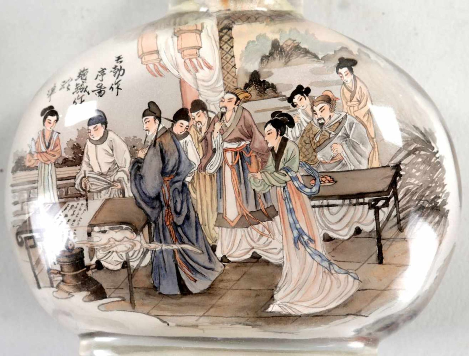 2 SnuffbottlesGlas, China, 20.Jh. In Ovalform m. feiner polychr. Hinterglasmalerei von brüllenden - Image 2 of 3