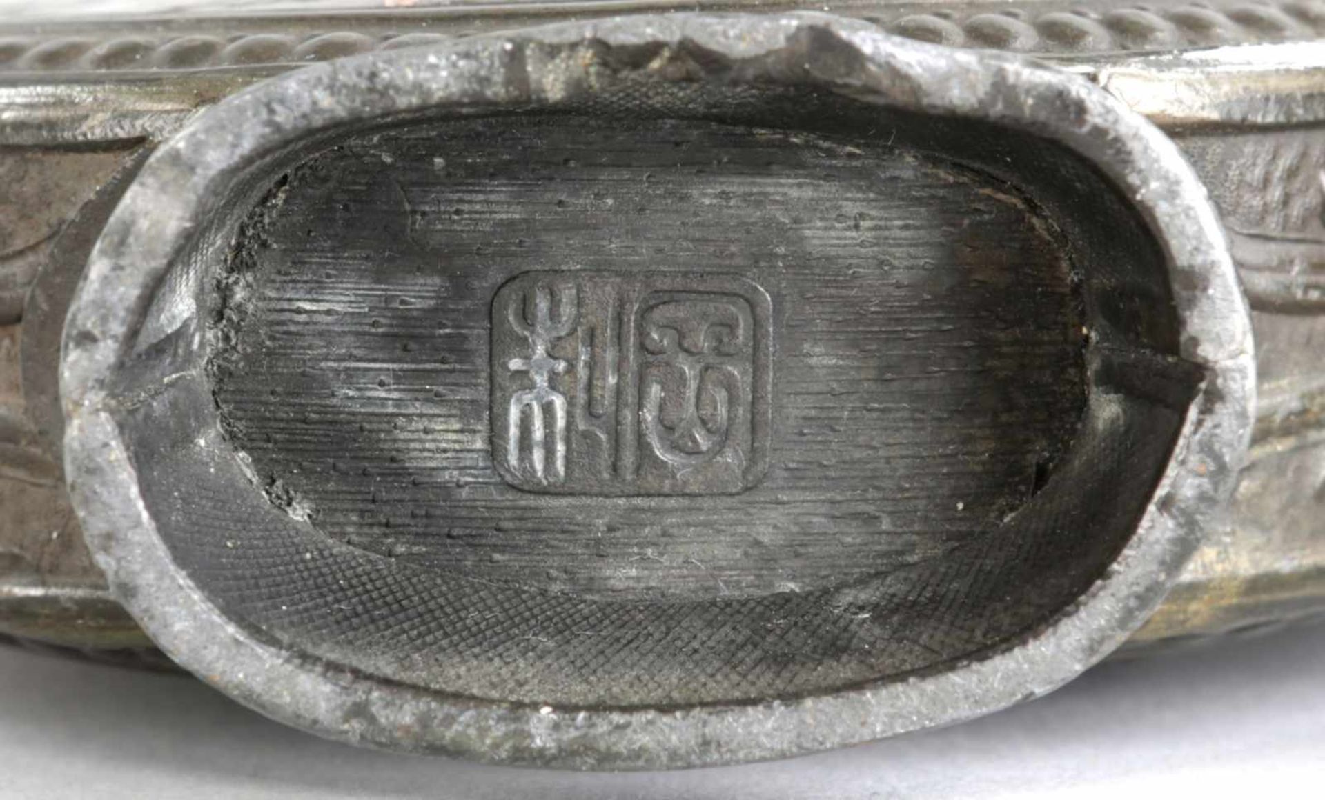 2 kl. PilgerflaschenBronze, China, um 1900/20.Jh. Abgeflachte Rundform m. kurzem Hals u. seitlichen, - Image 2 of 3