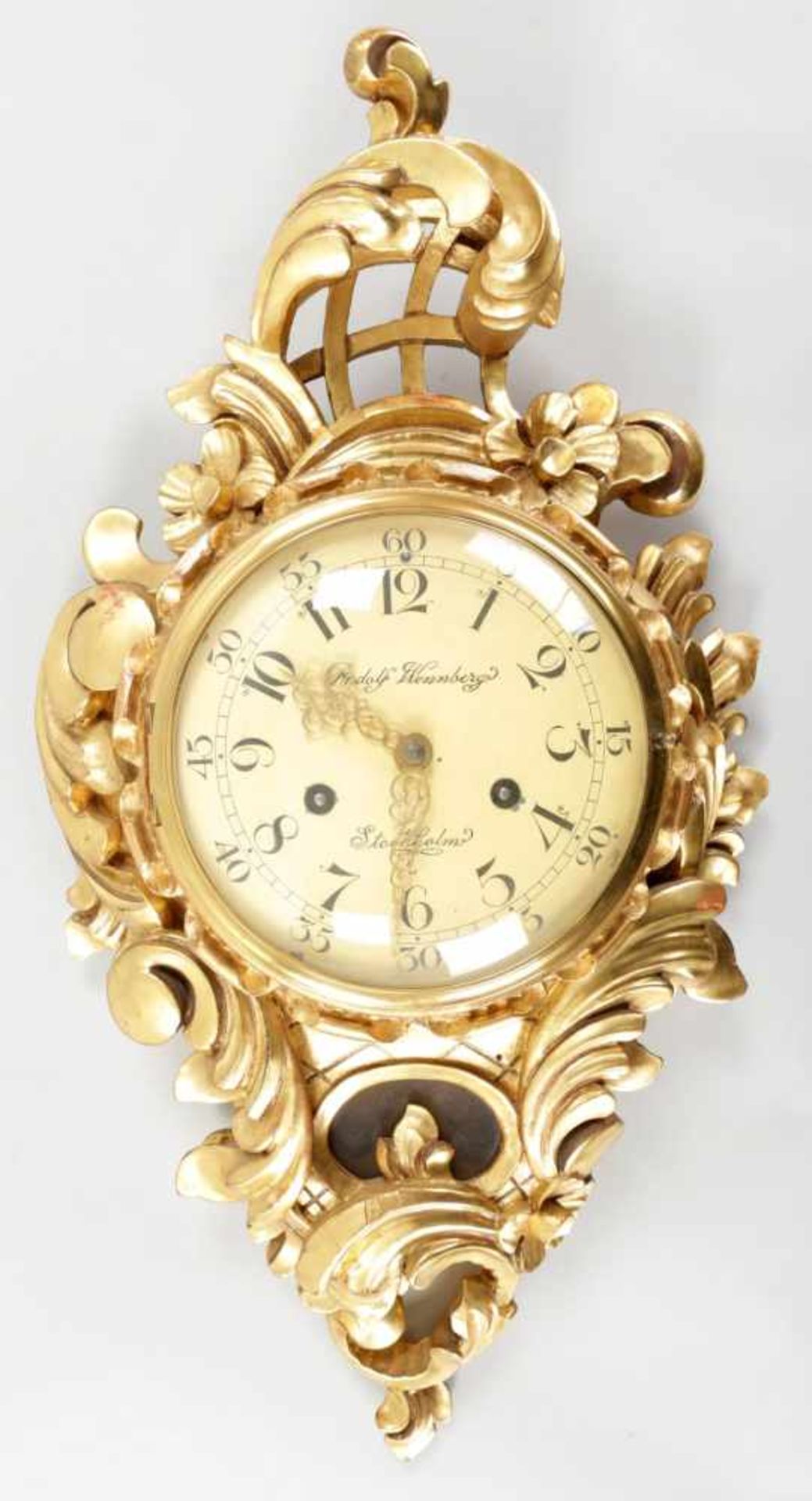 CarteluhrHolz (goldgefaßt)/Metall, R. Wennberg (Stockholm), um 1900 Das runde Uhrwerk im spitzovalem