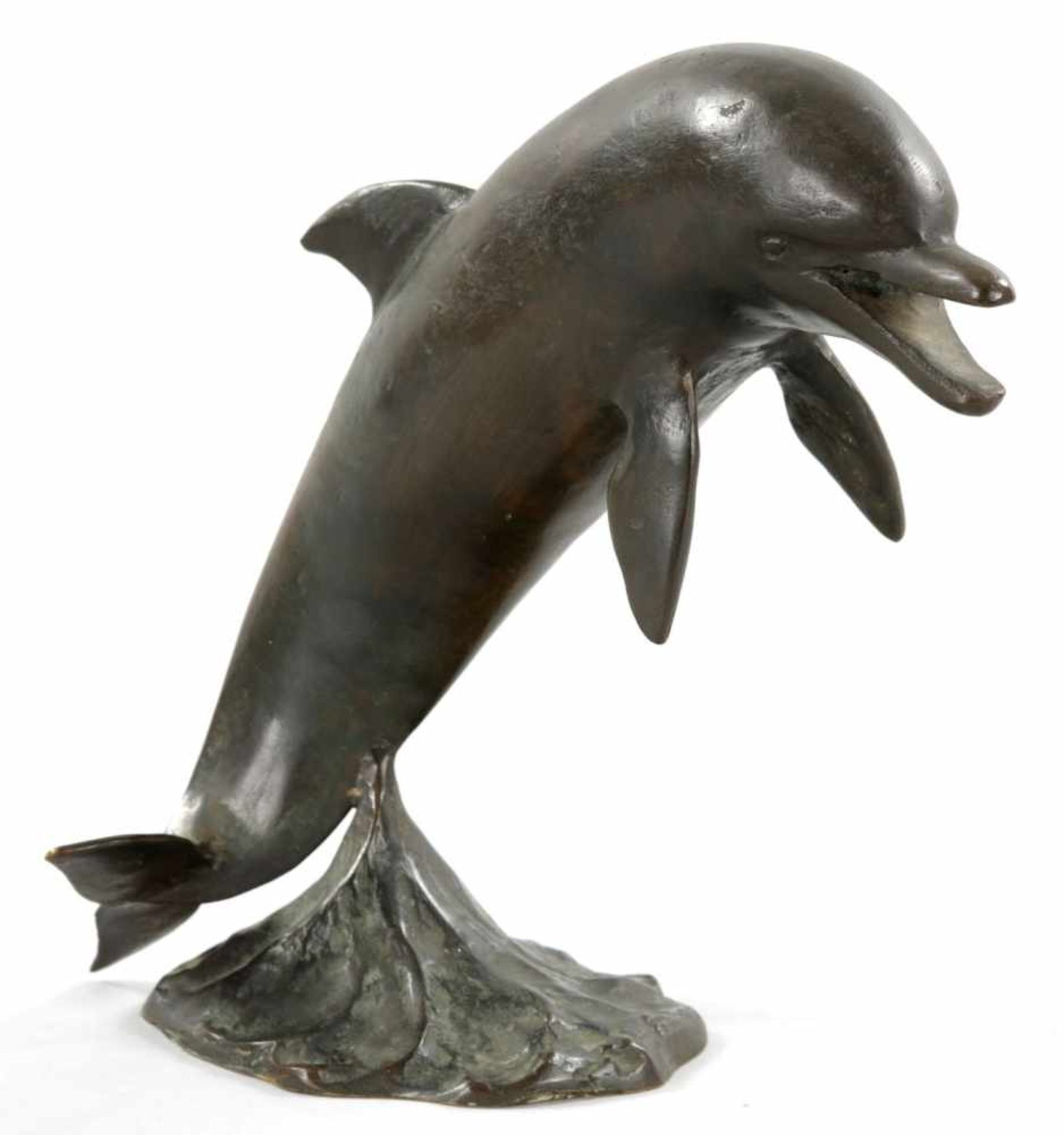 Rose Marie Stiller1920 Berlin - 1993 ebd. Springender Delphin auf ovalem Natursockel.- Bronze,