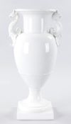 GreifenvasePorzellan, KPM Berlin, 20.Jh. Sog. "Französische Vase" nach einem Entwurf von Karl