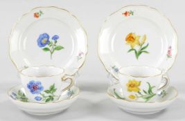 2 Mokka-GedeckePorzellan, Meissen, 20.Jh. Polychr. "Deutsche Blume"-Dekor m. Goldrand. Form "Neuer