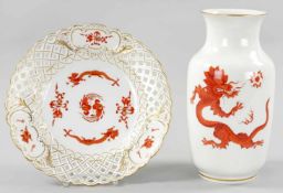 Vase u. DurchbruchtellerPorzellan, Meissen, 20.Jh. Eisenroter "Ming-Drache" u. "Reicher Hofdrache"-