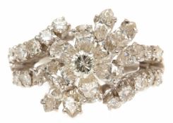 Ring585/-WG, 1970er Jahre Blütenförmiger, ovaler Ringkopf m. Diamanten u. Brillanten ausgefasst,