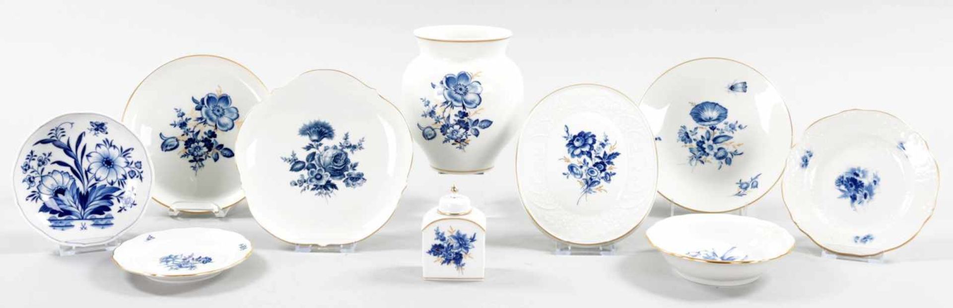 KonvolutPorzellan, Meissen, 20.Jh. Dekor "Aquatinta Blumenbouquet" bzw. "Zwiebelmuster". U.a.