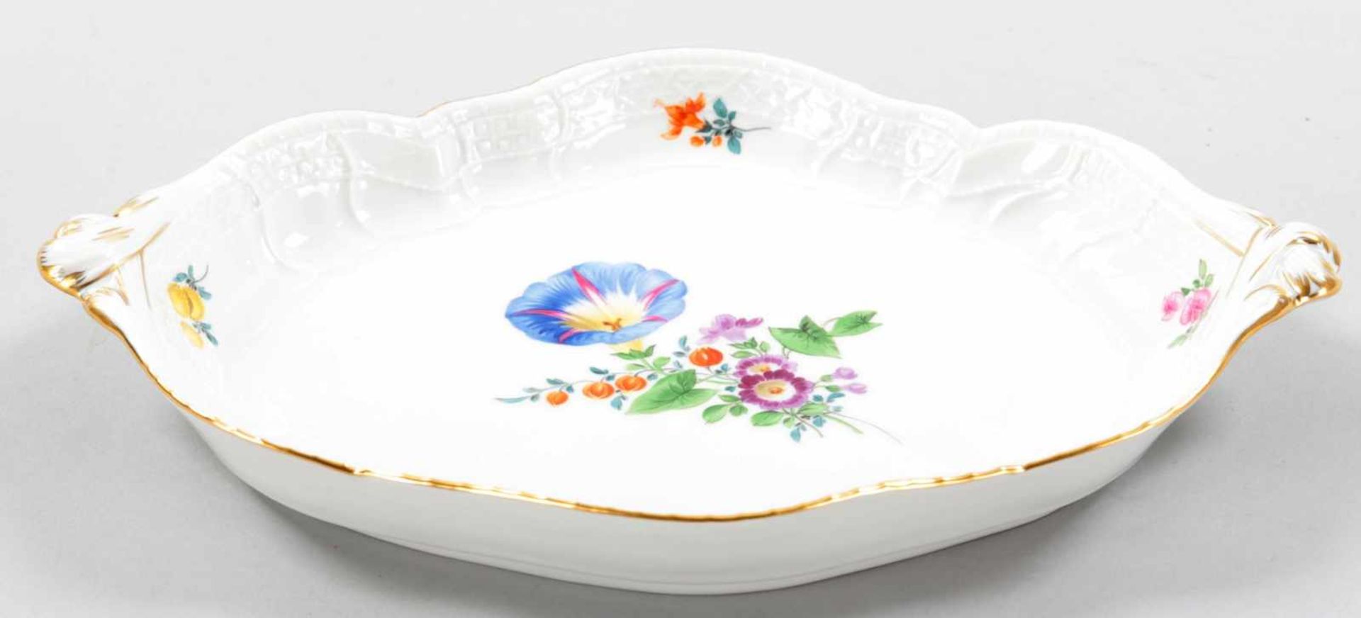 GebäcktablettPorzellan, Meissen, 20.Jh. Dekor "Deutsche Blume". Gold staffiert. Ovale, geschweifte