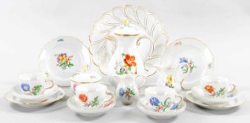 KaffeeservicePorzellan, Meissen, 20.Jh. Form "Neuer Ausschnitt", Dekor "Deutsche Blume". Goldrand.